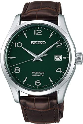 Seiko Presage Armbanduhr mit grünem Zifferblatt, Datumsanzeige und braunem Lederarmband vor weißem Hintergrund